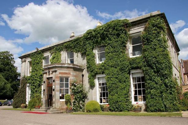 A făcut o poză în camera de hotel și s-a îngrozit de moarte! Ce a surprins bărbatul din greșeală 