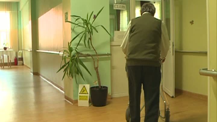 Bătrânii României, uitaţi de Guvern. Liste de aşteptare pentru un loc la un cămin