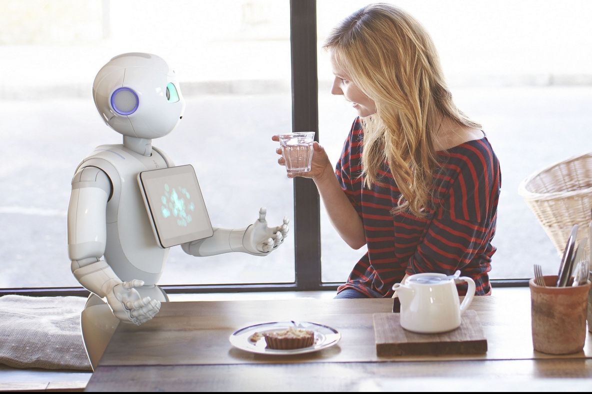 Robotul umanoid Pepper și-a făcut marți debutul în Europa, la Paris