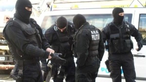 Doi vasluieni, reținuți pentru trafic de minori și trafic de droguri  