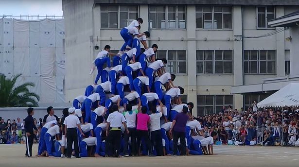 VIDEO. Momentul teribil în care o piramidă umană formată din 150 de copii se prăbuşeşte