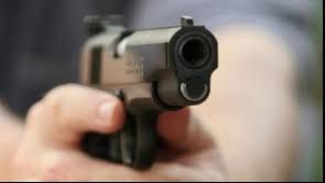 Scandal în Prahova: Un polițist a fost amenințat cu o sabie! Agentul a folosit arma din dotare