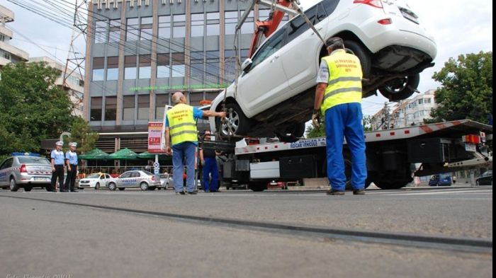 Accident teribil. Un bărbat a fost strivit de o maşină care a căzut de pe o platformă