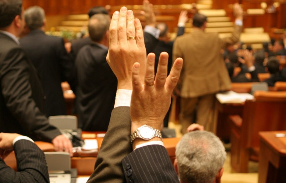 Pensiile speciale ale parlamentarilor, retrimise la comisie 