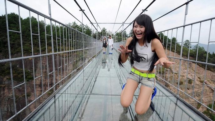 Scene terifiante: podul de sticlă din China s-a spart sub paşii turiştilor. "Toată lumea ţipa"