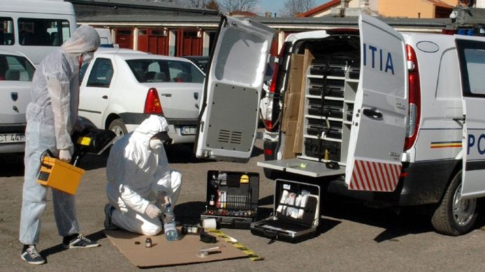 Bărbat de 50 de ani, găsit mort pe marginea drumului. Care este ipoteza poliţiştilor
