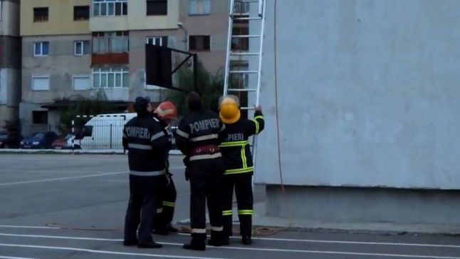 Au chemat pompierii. Când au văzut pe cine ar fi trebuit să salveze, nu le-a venit să creadă