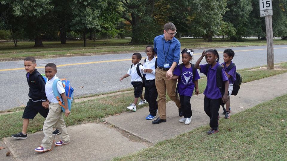 Gestul incredibil pe care un învăţător îl face zilnic pentru elevii lui. "Este foarte distractiv"