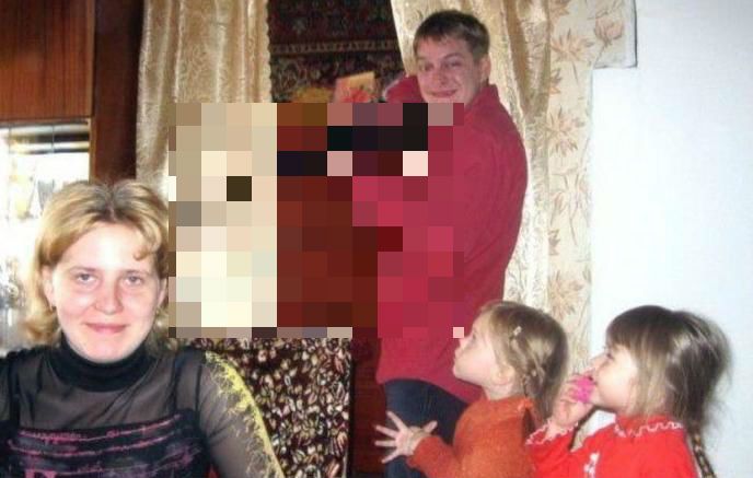 Zâmbetul straniu al acestei femei dezvăluie detaliul șocant al fotografiei