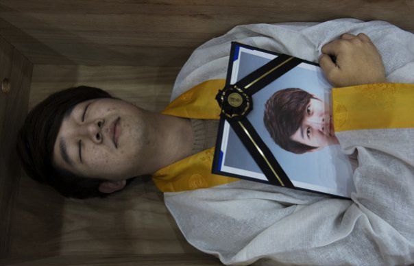 Își scriu biletele de adio și sunt băgați de vii în sicrie. E incredibil! Fac asta de bună voie