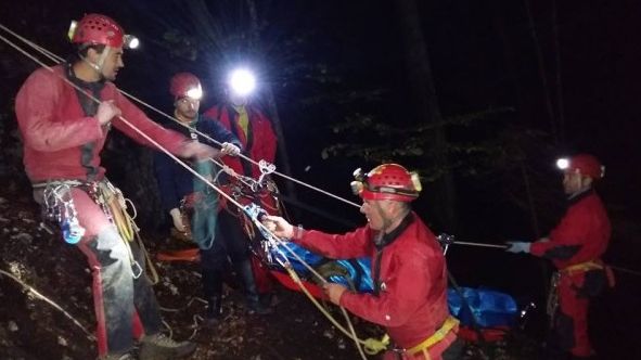Turist maghiar, salvat de salvamontişti în Cheile Galbenei. A căzut în gol 30 de metri