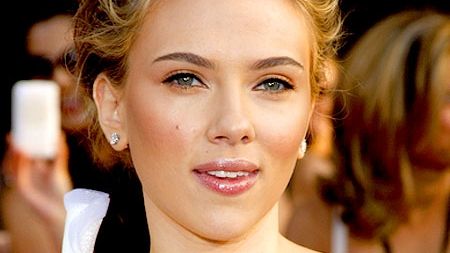 Scarlett Johansson vine cu o veste periculoasă pentru Donald Trump
