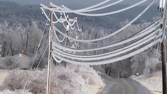 Ninsoarea şi vântul puternic au lăsat 32 de localităţi din Suceava fără curent electric