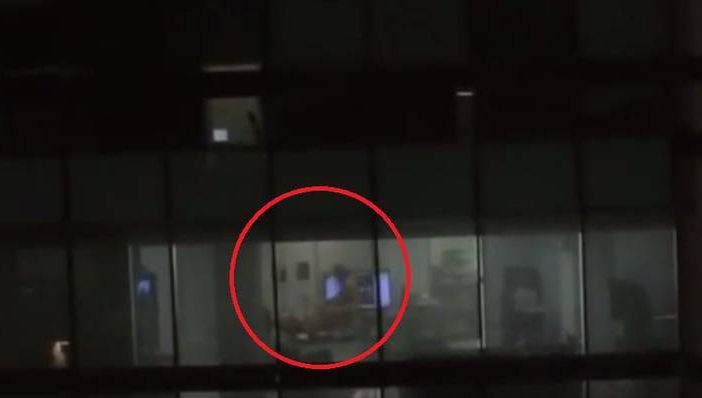 Au rămas peste program să termine un proiect. Apoi, au început să facă sex. Totul a fost filmat