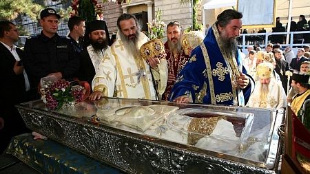 În 24 de ore, aproape 30.000 de pelerini s-au închinat la racla Sfintei Cuvioase Parascheva