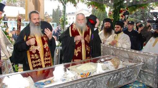 Cuvioasa Parascheva. Mii de oameni stau în ploaie şi frig ca să se închine la moaştele a trei sfinţi