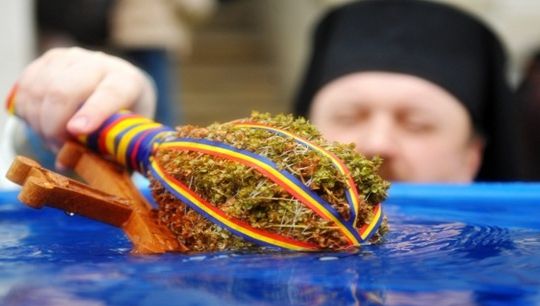 Cum obţii protecţie divină dacă vrei să te îmbogăţeşti. Reţeta unor români cu exces de imaginaţie