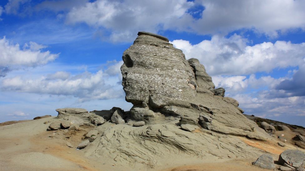 Ceartă între prefecturile judeţelor Dâmboviţa şi Prahova. "Ăştia vor să mute Sfinxul!"