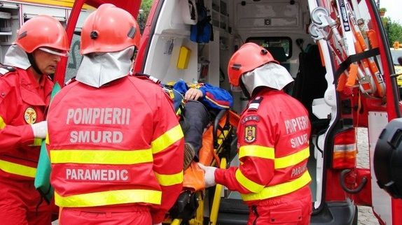 Accident grav în judeţul Braşov. Motorul maşinii, aruncat de sub capotă în urma impactului cu un TIR