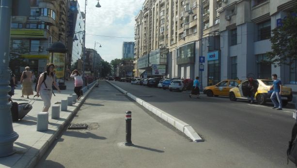 Membrii unor ONG-uri: Stâlpii instalaţi pe Calea Victoriei sunt un adevărat pericol pentru pietoni