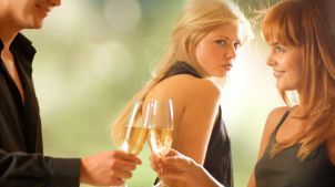 Cum să-i furi iubitul rivalei tale, fără ca ea să-şi dea seama