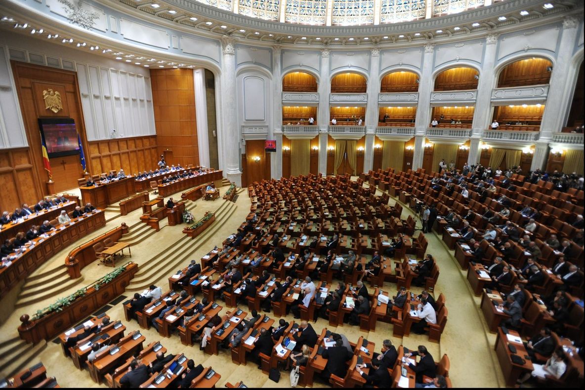 O animatoare de club din București a ajuns consilier parlamentar. Cum s-a dat de gol tânăra