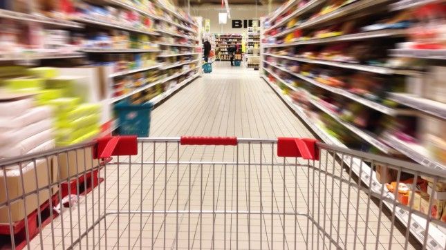 Condiţie şoc la angajarea într-un supermarket din Bârlad. Femeile, obligate să....