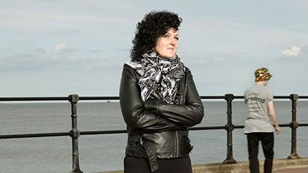 Pare o femeie obişnuită, dar când îşi dă hainele jos toţi rămân cu gura căscată