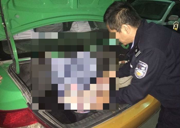 Clientul a coborât din taxi, dar a lăsat o valiză. Șoferul a deschis-o și a înghețat: ce era în ea