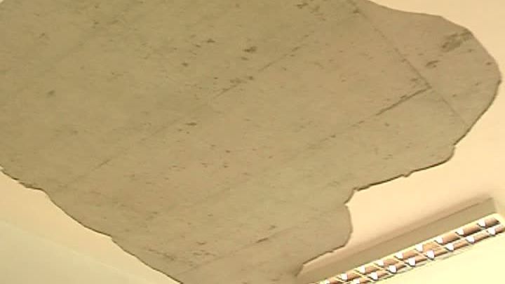 Şcoală nouă de 1,3 milioane lei,făcută de mântuială.Profesori şi elevi cu tencuiala în cap,la Galaţi