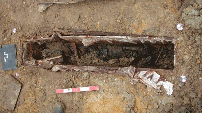 Fiul lor murise în mod suspect, așa că au decis exhumarea. Șoc: ce au găsit părinții în groapă