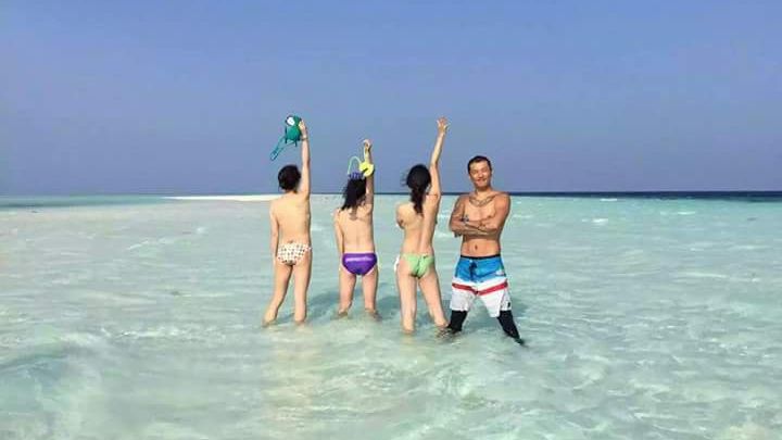 Malaezia îi caută cu ajutorul Interpolului pe turiştii care se dezbracă la plajă. Ce riscă aceştia 