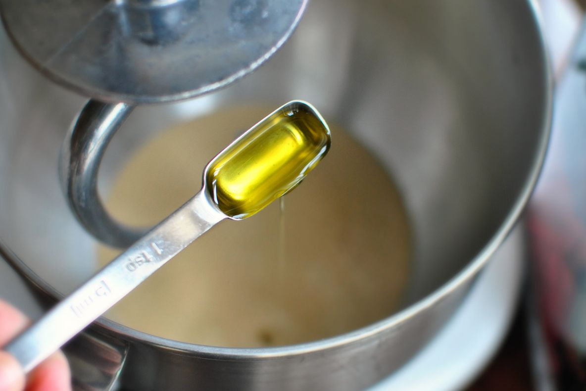 Și-a pus ulei pe față fără să știe ce urma să se întâmple. Rezultatul e incredibil