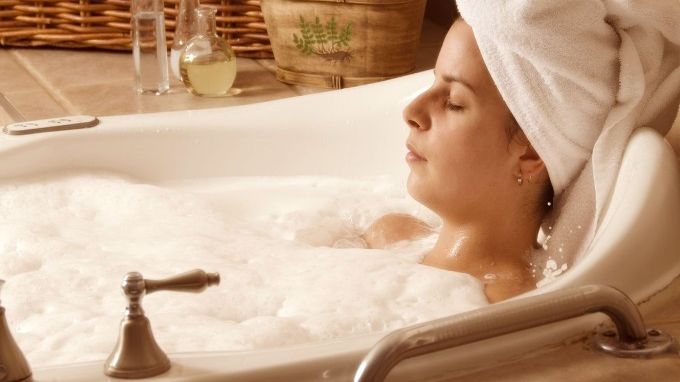 Ce se întâmplă în organismul tău dacă faci baie seara cu ulei de ricin