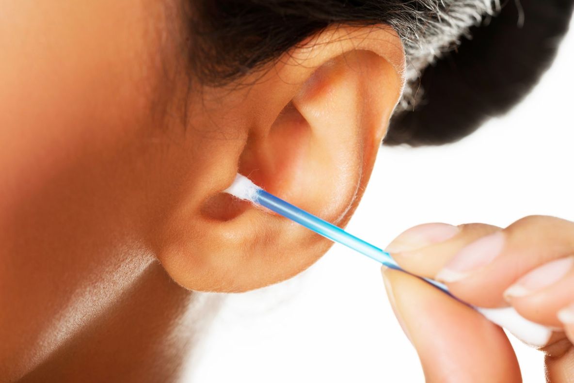 Obişnuieşti să foloseşti beţişoare de urechi sau tampoane interne? Pericolul uriaș la care te expui