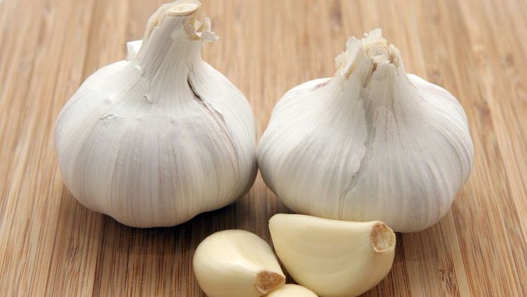 Usturoiul importat din China este toxic. Cum îl identifici la cumpărături