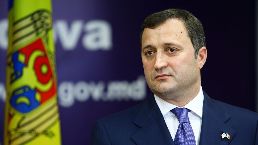 Vlad Filat, încătuşat, către cei dragi: "Mama, tata, vă iubesc. Angela, te iubesc. Copii, vă iubesc"