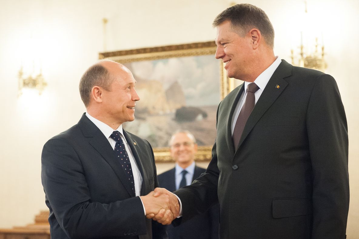 Un geam al avionului în care se afla premierul Republicii Moldova s-a fisurat