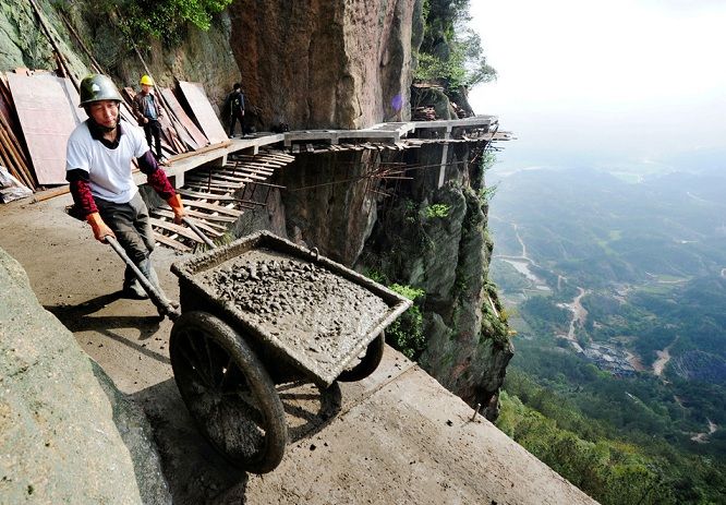 Omul-păianjen din China, cel mai periculos job de pe Planetă