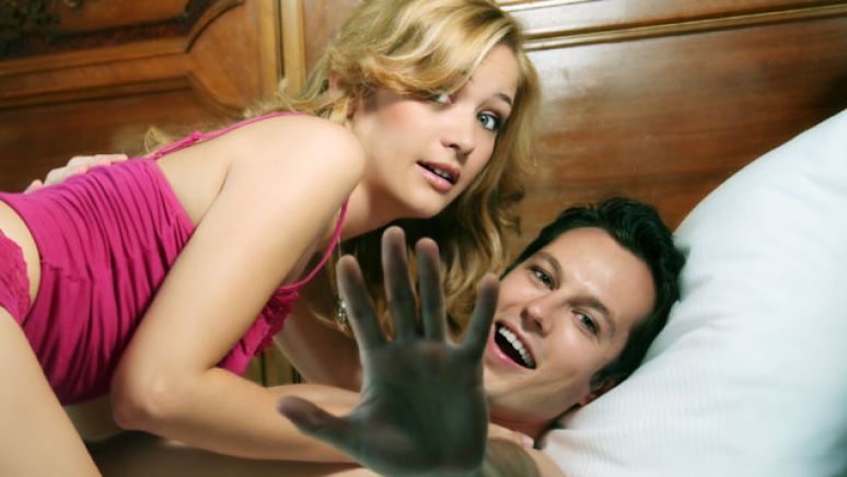 S-a întors acasă după multe luni pe mare, dar a rămas uluit cum şi-a găsit soţia. A filmat totul