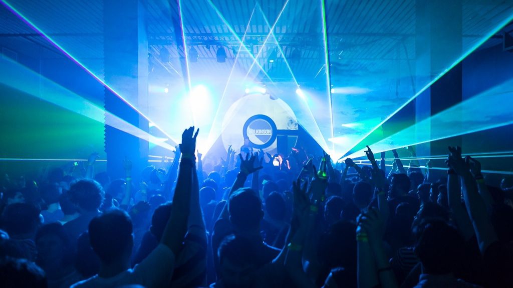 Mesajul unui tânăr pentru prietenii din Colectiv. "Păstrați-mi și mie bere că vin acum"