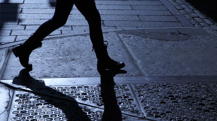 Un tânăr a urmărit o fată noaptea, pe drum. A prins-o, a dezbrăcat-o, iar ce a urmat a şocat 