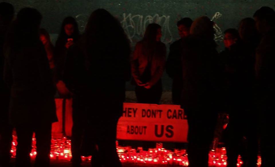 Constanța. Sute de oameni, solidari cu victimele din clubul Colectiv: "Nu le pasă de noi"