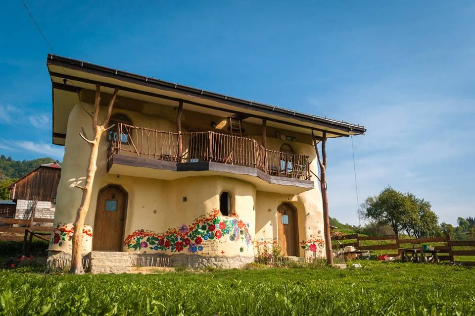 O căsuţă din România a devenit virală pe internet: arată ca din poveşti, dar e locuibilă