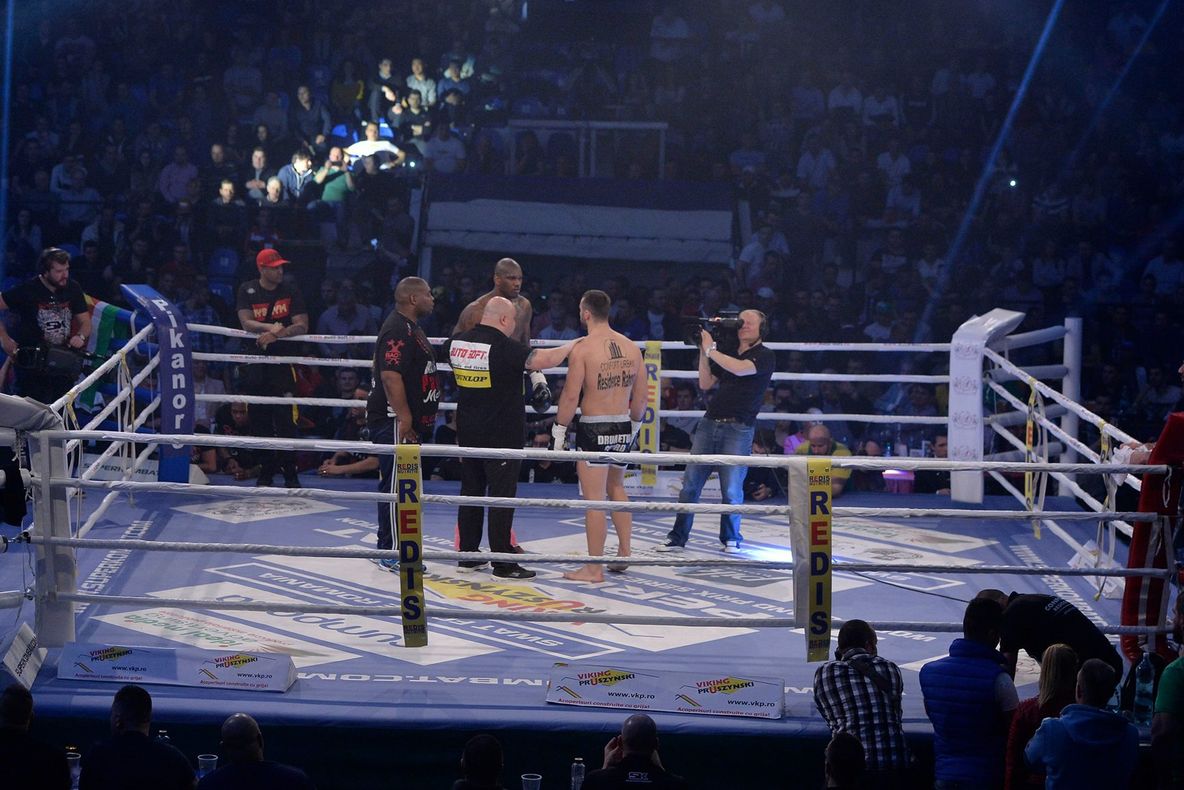 Jumătate din încasările de la marea finală Superkombat vor fi donate pentru victimele incendiului 