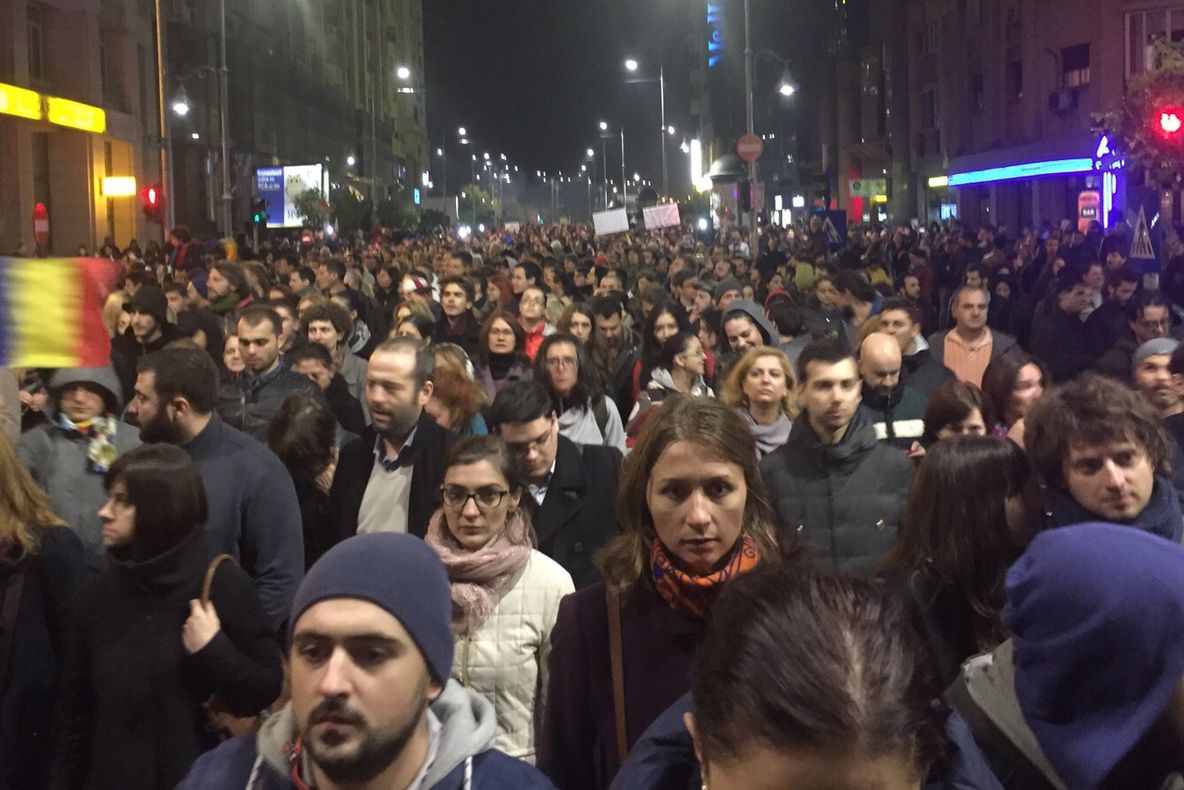 Protest în Capitală, după tragedia COLECTIV. 32.000 de oameni au ieşit, marţi, în stradă: "DEMISIA!"