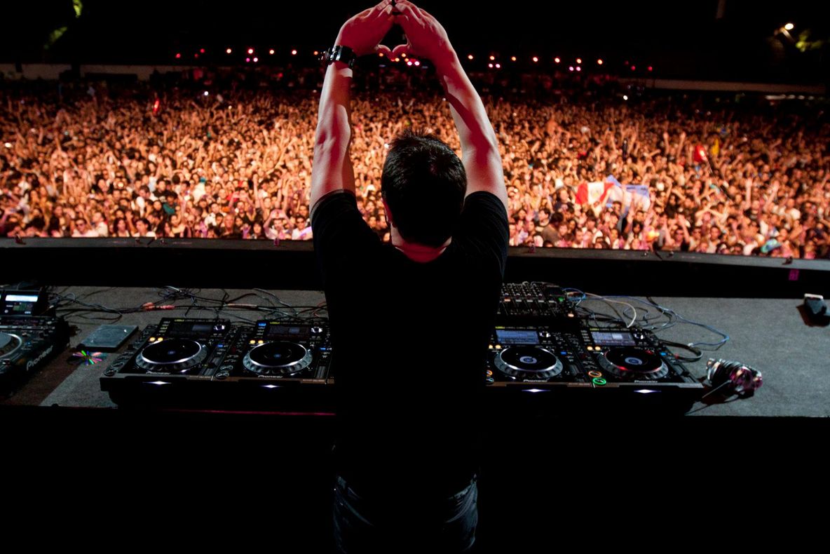 Cel mai cunoscut DJ din lume renunță la efectele pirotehnice în urma tragediei din Colectiv