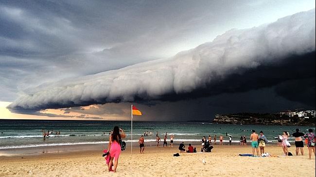Nori apocaliptici la plajă. Turiștii au crezut că vine un tsunami și au alergat spre hoteluri