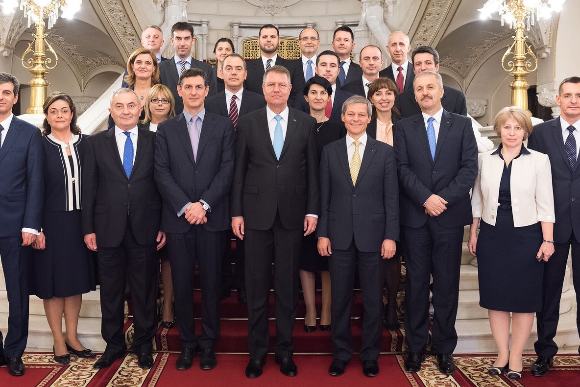 Guvernul Cioloş a depus jurământul. Iohannis: Vă felicit pentru curaj! E o şansă pentru România