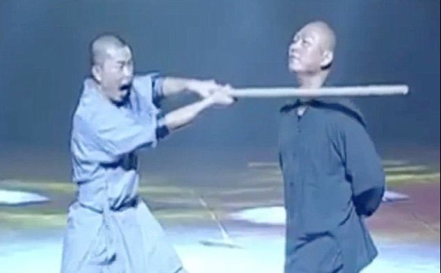 A fost lovit cu un par peste gât. Ce a urmat te va lăsa fără cuvinte